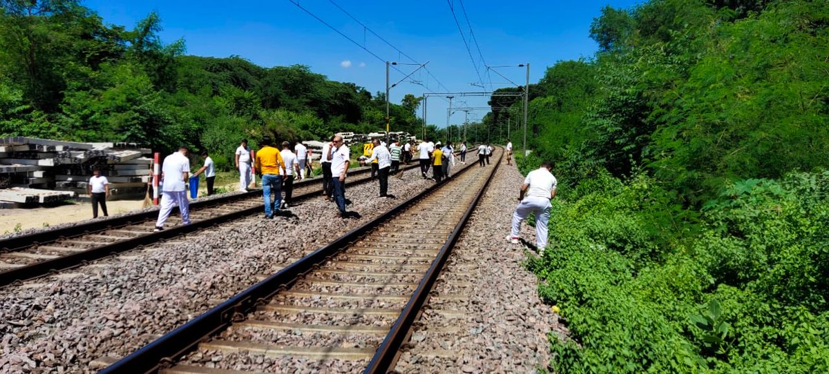 dgafms_mod's tweet photo. As part of #SwachhBharat SHS-23, all staff of #AFMSDLucknow , a #DGAFMS unit carried out Cleanliness drive for plogging of waste from railway track adjacent to Dilkusha Kothi with 108 personnel participating
@SwachhBharat
@SwachhBharatGov https://t.co/BecSlHYEvf