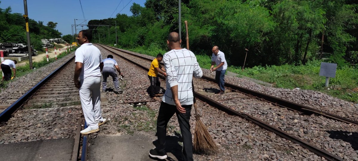 dgafms_mod's tweet photo. As part of #SwachhBharat SHS-23, all staff of #AFMSDLucknow , a #DGAFMS unit carried out Cleanliness drive for plogging of waste from railway track adjacent to Dilkusha Kothi with 108 personnel participating
@SwachhBharat
@SwachhBharatGov https://t.co/BecSlHYEvf