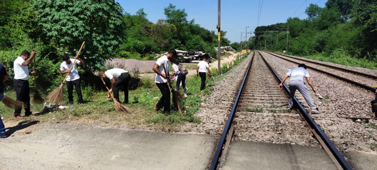dgafms_mod's tweet photo. As part of #SwachhBharat SHS-23, all staff of #AFMSDLucknow , a #DGAFMS unit carried out Cleanliness drive for plogging of waste from railway track adjacent to Dilkusha Kothi with 108 personnel participating
@SwachhBharat
@SwachhBharatGov https://t.co/BecSlHYEvf