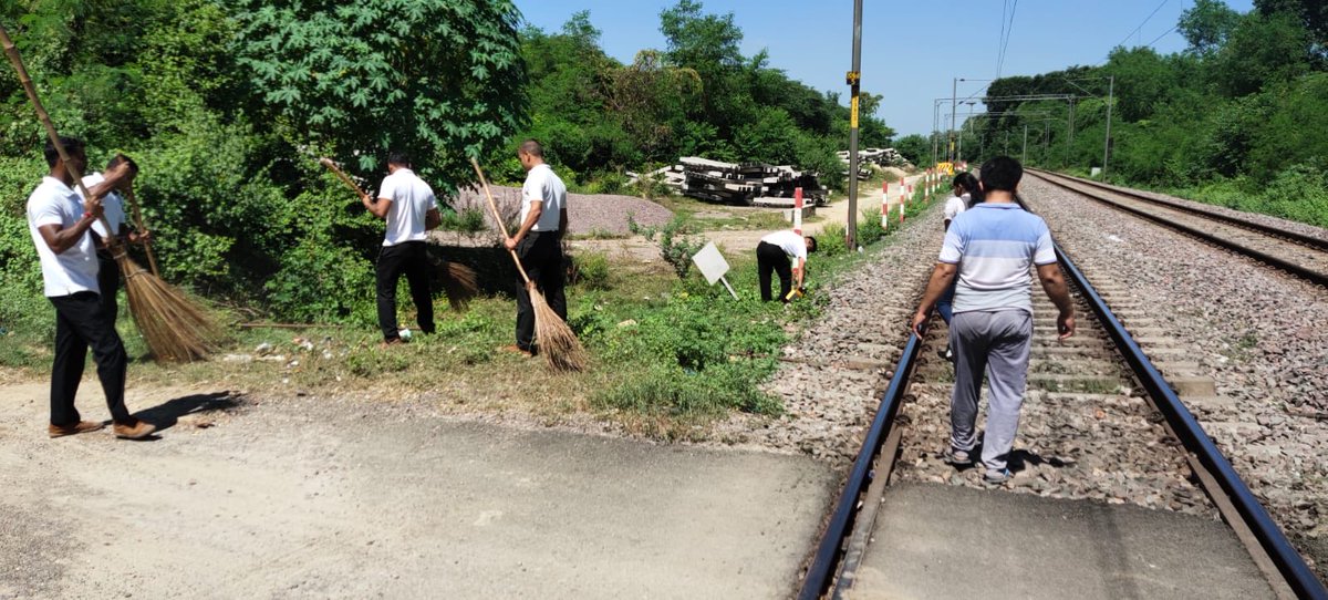 dgafms_mod's tweet photo. As part of #SwachhBharat SHS-23, all staff of #AFMSDLucknow , a #DGAFMS unit carried out Cleanliness drive for plogging of waste from railway track adjacent to Dilkusha Kothi with 108 personnel participating
@SwachhBharat
@SwachhBharatGov https://t.co/BecSlHYEvf