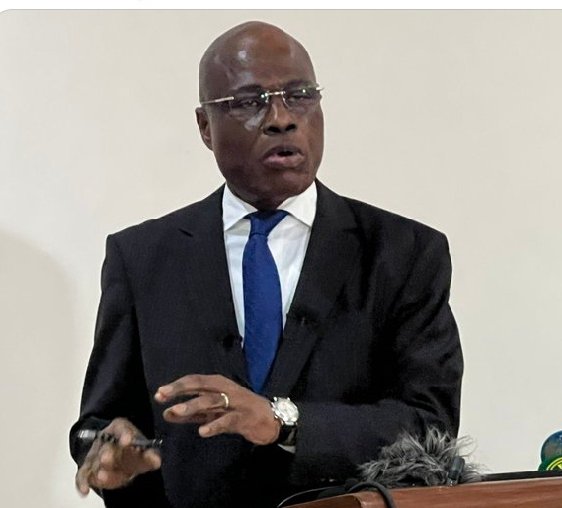 BenitaNtumba's tweet photo. 🔴FAYULU a capitulé. Un revirement à 360º. La CONSTANCE n'est pas dans son ADN. Une GIROUETTE d'une versalité répugnante. Désormais plus personne de SENSÉE ne prendra au SÉRIEUX ce politicien à part qlq fanatiques accrochés aux PETITS titres vains leur conféré par leur gourou. https://t.co/nnLTfbMzte