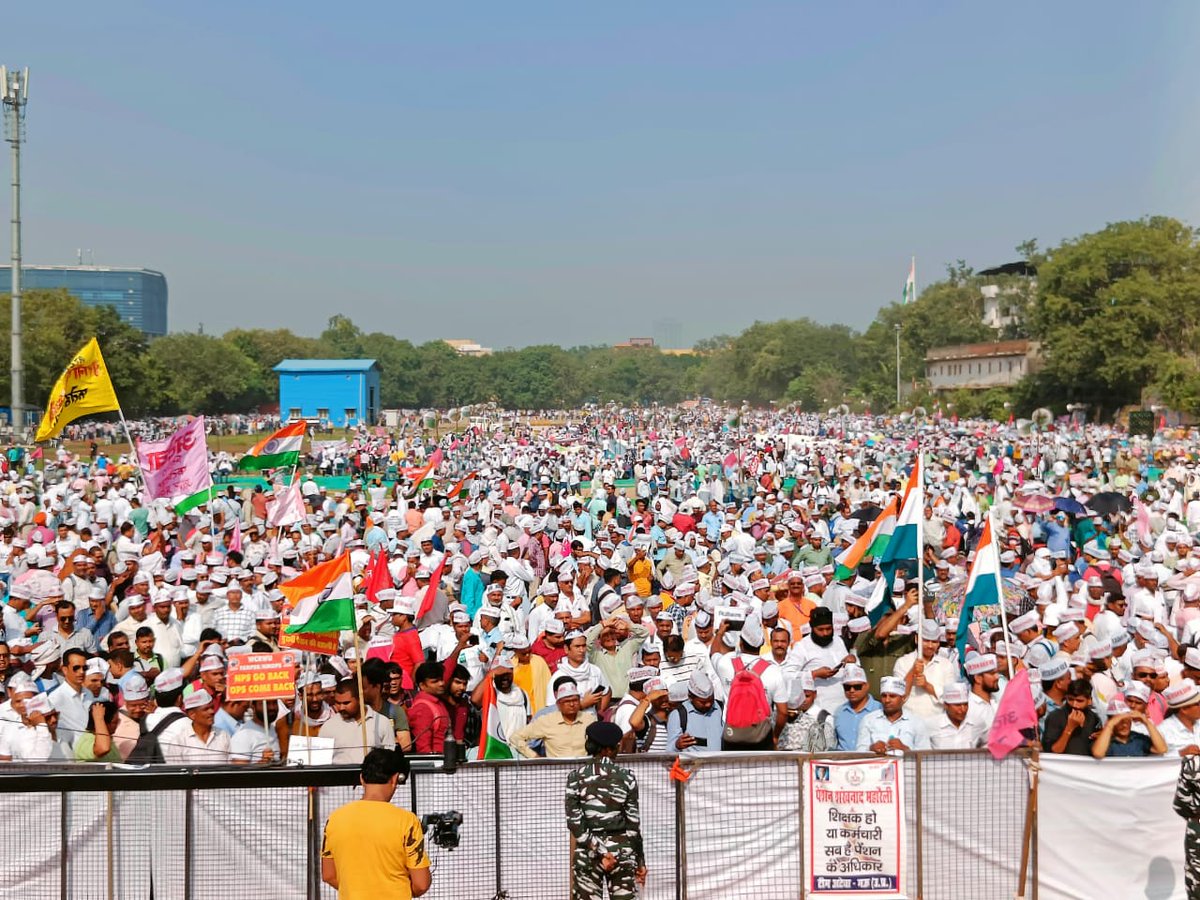 Remove_FixPay's tweet photo. દિલ્હીમાં રામલીલા મેદાન ખાતે દરેક રાજ્યોમાંથી લાખો સરકારી કર્મચારીઓની ભીડ દર્શાવે છે કે નવી પેન્શન યોજના અને ફિક્સ પગાર નીતિ કેટલી નુકશાનકારક અને શોષીત છે માટે કેન્દ્ર સરકાર અને ગુજરાત સરકારને વીનંતી કે કર્મચારીઓના હિતમાં ત્વરિત નિર્ણય લેવામાં આવે. #Remove_Fix_Pay_Gujarat #OPS https://t.co/Xgf09kuuRq
