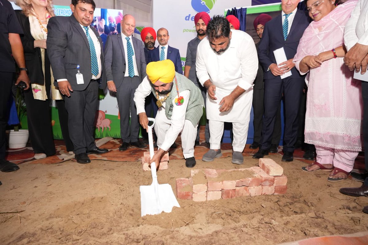 BhagwantMann's tweet photo. ਹਾਲੈਂਡ ਦੀ ਕੰਪਨੀ 'de heus' ਵੱਲੋਂ 138 ਕਰੋੜ ਰੁਪਏ ਦੀ ਲਾਗਤ ਨਾਲ ਰਾਜਪੁਰਾ ਵਿਖੇ ਲਗਾਏ ਜਾ ਰਹੇ ਕੈਟਲ ਫੀਡ ਪਲਾਂਟ ਦਾ ਨੀਂਹ ਪੱਥਰ ਰੱਖਿਆ...

ਖ਼ੁਸ਼ੀ ਵਾਲੀ ਗੱਲ ਹੈ ਕਿ ਵਿਦੇਸ਼ੀ ਕੰਪਨੀਆਂ ਦਾ ਪੰਜਾਬ 'ਚ ਨਿਵੇਸ਼ ਵੱਲ ਰੁਝਾਨ ਵਧਿਆ ਜੋ ਸਾਡੇ ਨੌਜਵਾਨਾਂ ਦੇ ਰੁਜ਼ਗਾਰ ਦੇ ਰਾਹ ਖੋਲ੍ਹੇਗਾ...ਸਾਡੀ ਸਰਕਾਰ ਪੰਜਾਬ ਨੂੰ ਰੰਗਲਾ ਪੰਜਾਬ ਬਣਾਉਣ ਲਈ ਦਿਨ ਰਾਤ ਮਿਹਨਤ ਕਰ ਰਹੀ ਹੈ ਜਿਸ ਦੇ ਨਤੀਜੇ ਸਾਹਮਣੇ ਆਉਣੇ ਸ਼ੁਰੂ ਹੋ ਗਏ ਨੇ...ਪੰਜਾਬ 'ਚ ਰੁਜ਼ਗਾਰ ਤੇ ਵਪਾਰ ਨੂੰ ਵਧਾਉਣ ਲਈ ਸਾਡੀ ਸਰਕਾਰ ਵਚਨਬੱਧ ਹੈ...ਇਹ ਤਾਂ ਮਹਿਜ਼ ਸ਼ੁਰੂਆਤ ਹੈ ਤੇ ਇਹ ਸਿਲਸਿਲਾ ਅੱਗੇ ਵੀ ਜਾਰੀ ਰਹੇਗਾ...
ਪੰਜਾਬ-ਪੰਜਾਬੀਅਤ ਜ਼ਿੰਦਾਬਾਦ...