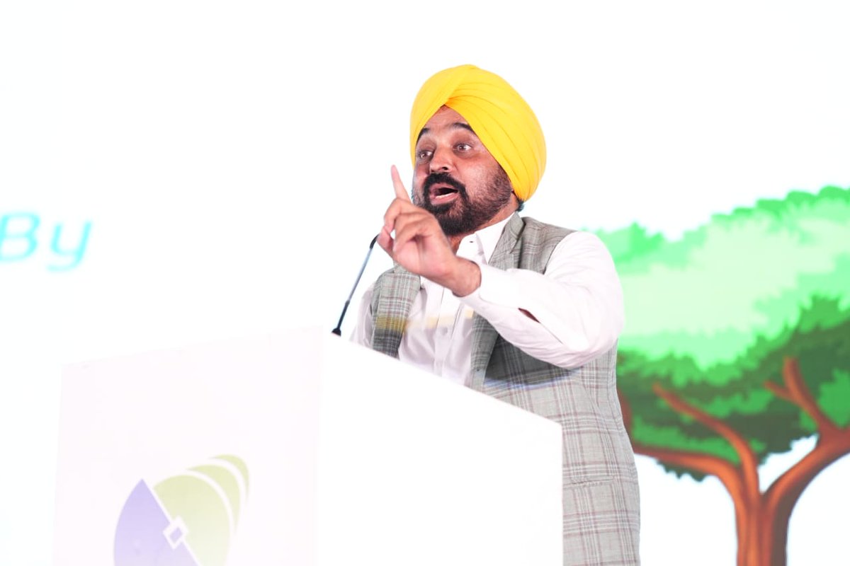 BhagwantMann's tweet photo. ਹਾਲੈਂਡ ਦੀ ਕੰਪਨੀ 'de heus' ਵੱਲੋਂ 138 ਕਰੋੜ ਰੁਪਏ ਦੀ ਲਾਗਤ ਨਾਲ ਰਾਜਪੁਰਾ ਵਿਖੇ ਲਗਾਏ ਜਾ ਰਹੇ ਕੈਟਲ ਫੀਡ ਪਲਾਂਟ ਦਾ ਨੀਂਹ ਪੱਥਰ ਰੱਖਿਆ...

ਖ਼ੁਸ਼ੀ ਵਾਲੀ ਗੱਲ ਹੈ ਕਿ ਵਿਦੇਸ਼ੀ ਕੰਪਨੀਆਂ ਦਾ ਪੰਜਾਬ 'ਚ ਨਿਵੇਸ਼ ਵੱਲ ਰੁਝਾਨ ਵਧਿਆ ਜੋ ਸਾਡੇ ਨੌਜਵਾਨਾਂ ਦੇ ਰੁਜ਼ਗਾਰ ਦੇ ਰਾਹ ਖੋਲ੍ਹੇਗਾ...ਸਾਡੀ ਸਰਕਾਰ ਪੰਜਾਬ ਨੂੰ ਰੰਗਲਾ ਪੰਜਾਬ ਬਣਾਉਣ ਲਈ ਦਿਨ ਰਾਤ ਮਿਹਨਤ ਕਰ ਰਹੀ ਹੈ ਜਿਸ ਦੇ ਨਤੀਜੇ ਸਾਹਮਣੇ ਆਉਣੇ ਸ਼ੁਰੂ ਹੋ ਗਏ ਨੇ...ਪੰਜਾਬ 'ਚ ਰੁਜ਼ਗਾਰ ਤੇ ਵਪਾਰ ਨੂੰ ਵਧਾਉਣ ਲਈ ਸਾਡੀ ਸਰਕਾਰ ਵਚਨਬੱਧ ਹੈ...ਇਹ ਤਾਂ ਮਹਿਜ਼ ਸ਼ੁਰੂਆਤ ਹੈ ਤੇ ਇਹ ਸਿਲਸਿਲਾ ਅੱਗੇ ਵੀ ਜਾਰੀ ਰਹੇਗਾ...
ਪੰਜਾਬ-ਪੰਜਾਬੀਅਤ ਜ਼ਿੰਦਾਬਾਦ...