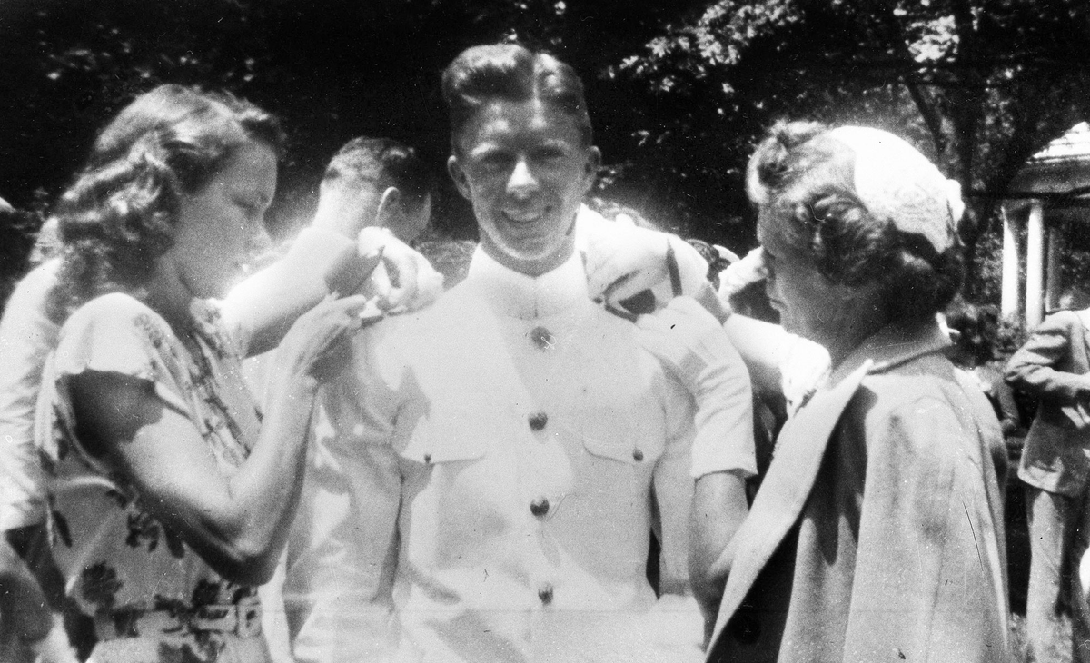 Starting 1941, Jimmy Carter studied at Georgia Southwestern College, #Atlanta’s Georgia Tech and then the @USNaval_Academy Naval Academy (B.S. June 5, 1946) graduating top 10%. He also fell in love with his younger sister Ruth’s friend Rosalynn Smith.