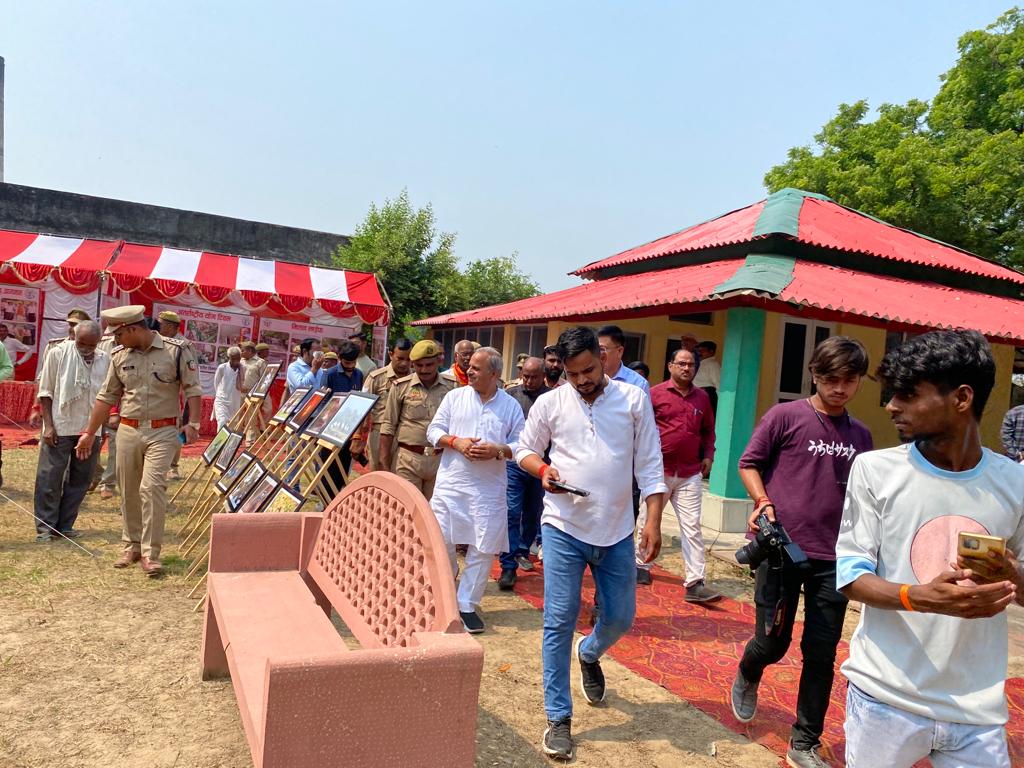 DfoAligarh's tweet photo. आज  वानिकी नव वर्ष 2023 के अवसर पर वन चेतना केंद्र मुकुंदपुर में एक फोटो गैलरी प्रदर्शनी का आयोजन किया गया। माननीय विधायक श्री अनिल पाराशर जी ने प्रदर्शनी का अवलोकन किया।@UpforestUp @UPGovt @ChiefSecyUP @DrArun_BJP @Dm_Aligarh @AligarhCdo @diooffice371 https://t.co/NZJRRW9uen