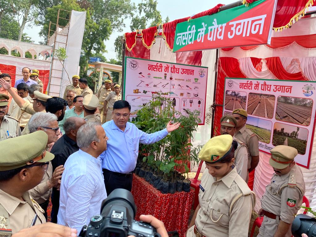 DfoAligarh's tweet photo. आज  वानिकी नव वर्ष 2023 के अवसर पर वन चेतना केंद्र मुकुंदपुर में एक फोटो गैलरी प्रदर्शनी का आयोजन किया गया। माननीय विधायक श्री अनिल पाराशर जी ने प्रदर्शनी का अवलोकन किया।@UpforestUp @UPGovt @ChiefSecyUP @DrArun_BJP @Dm_Aligarh @AligarhCdo @diooffice371 https://t.co/NZJRRW9uen