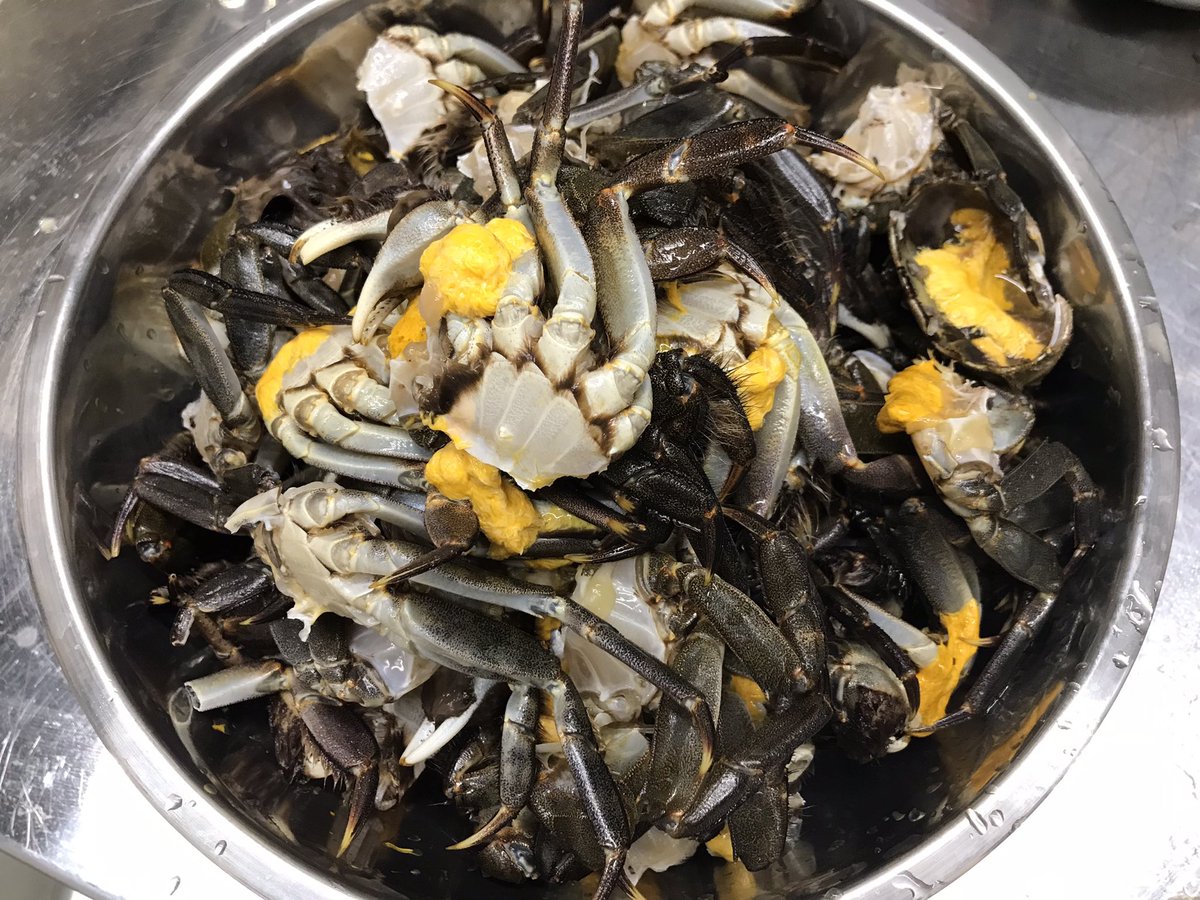 akunebiyori's tweet photo. 氷で締めた後、捌いて、香味野菜と一緒に炒めた所・・・。スタート時間違えたな。でも美味しそう!
#蟹 #フレンチ #french #料理好き #料理写真
#港町珈琲焙煎所 #sunsetandcoffee #珈琲 #コーヒー #コーヒースタンド #焙煎所 #阿久根珈琲 #鹿児島珈琲 #阿久根カフェ https://t.co/gVQGqPJ7Hi