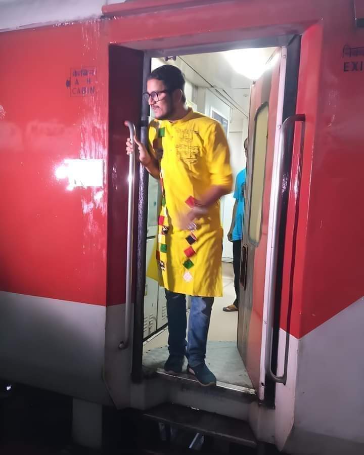 BibhasKumarGho1's tweet photo. গরীব জব কার্ড হোল্ডার এসি কোচে দিল্লি যাচ্ছে মজুরি আনতে 😂😂😂😂😂😂😂 https://t.co/rdTI3axla4