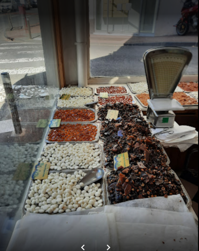 AgatheIrene's tweet photo. Chez Mademoiselle Renée Vitte à #ChatelGuyon, pas de chichis.
Les sucres d'orge sont à l'anis ou à la menthe, et au miel.
Sans oublier le nougat.

#confiserie #Auvergne https://t.co/w2kbVwMxYa