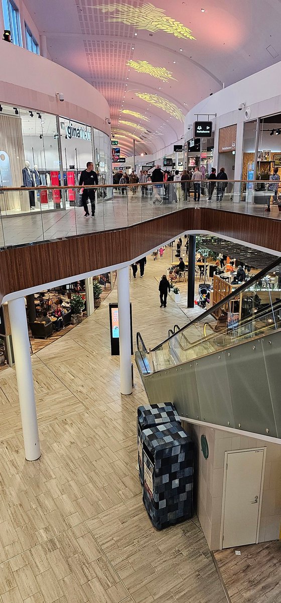sarkkavarkka's tweet photo. Sadepäivän shoppailuja paikassa kauppakeskus #matkus 😍 https://t.co/exO7n3Jp4U
