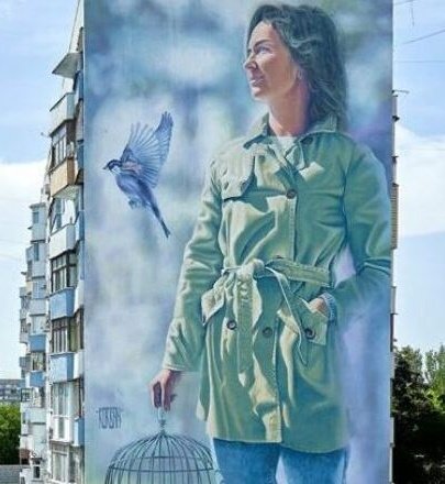 OlenaHalushka's tweet photo. Russians destroyed the last mural in Mariupol. It portrayed a woman w an empty cage, celebrating all those who have broken a vicious circle of home violence &amp; started a new life. Nothing "ideological" or history-related. russia eradicates everything Ukrainian from occupied lands https://t.co/fQtXj4BLYo