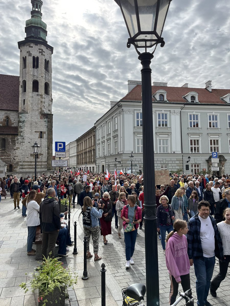 WantuchDominika's tweet photo. Kto nie mógł jechać do Warszawy maszeruje w Krakowie #MarszMilionaSerc https://t.co/OdlVG21vcQ