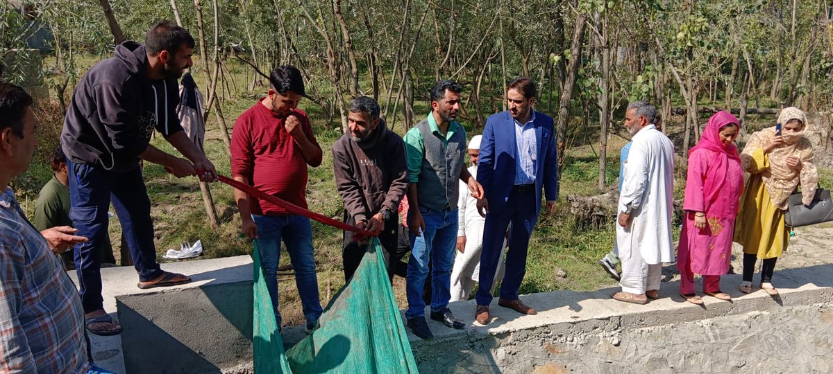 DCBaramulla's tweet photo. #ODFplusmodelJK
#SHS2023
Secretary RDD J&K,Tariq Ahmad Zargar during his extensive tour to B'la Distt launched mega cleanliness drives in various Water Bodies at Takiya Tappar Bla.
@PMOIndia @HMOIndia
@SwachhBharatGov
@OfficeOfLGJandK
@diprjk @DrSyedSehrish @rddkashmir https://t.co/LM8A0TRLZr