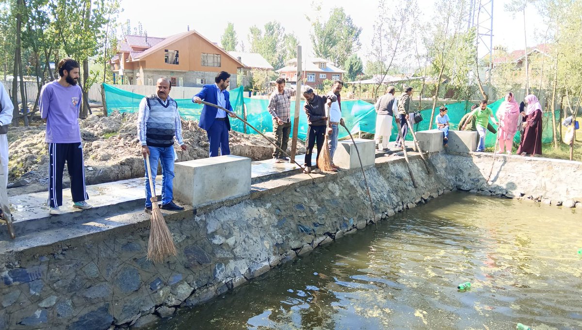 DCBaramulla's tweet photo. #ODFplusmodelJK
#SHS2023
Secretary RDD J&K,Tariq Ahmad Zargar during his extensive tour to B'la Distt launched mega cleanliness drives in various Water Bodies at Takiya Tappar Bla.
@PMOIndia @HMOIndia
@SwachhBharatGov
@OfficeOfLGJandK
@diprjk @DrSyedSehrish @rddkashmir https://t.co/LM8A0TRLZr