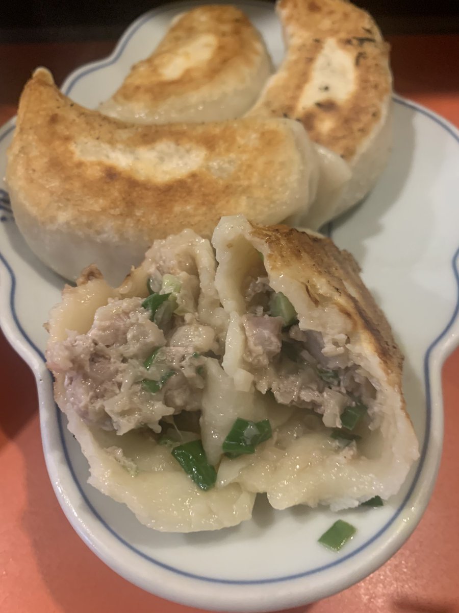 reds777twit's tweet photo. #鴻園 某部長ブログを拝見で久々訪問
牛肉掛けご飯 餃子 何年ぶりだろうか
迷いに迷い選択。柔らか牛肉ゴロ2
八角効きすぎない日本向け角煮
ｶﾌﾞﾘｴﾙ 美味っ 上野地下昇龍を
思い出させる大きな餃子 ｶﾞﾌﾞﾘｴﾙ
CC某部長。ピュっと飛び散る肉汁
美味ｯ 小籠包ごとくレンゲ使用推奨
9/30 土 昼 https://t.co/EoZ5eHob1w