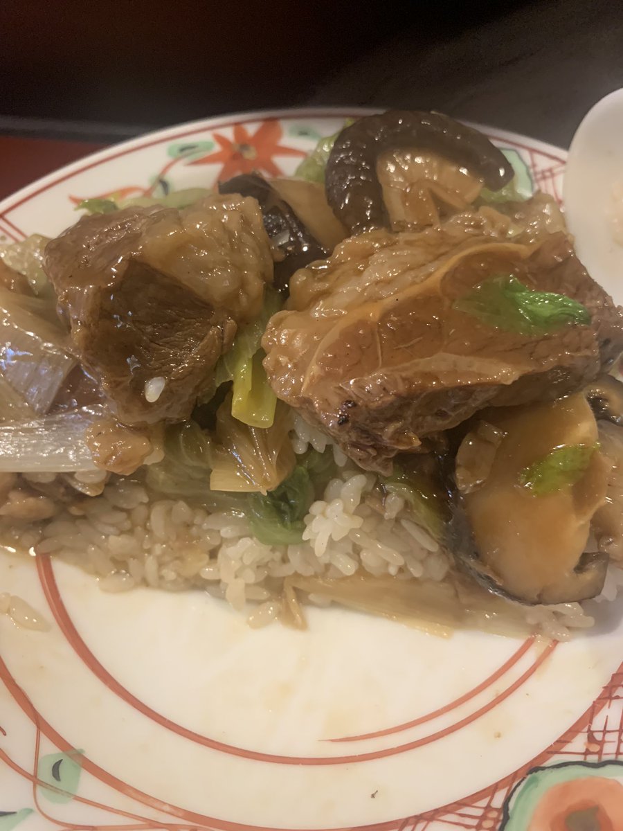 reds777twit's tweet photo. #鴻園 某部長ブログを拝見で久々訪問
牛肉掛けご飯 餃子 何年ぶりだろうか
迷いに迷い選択。柔らか牛肉ゴロ2
八角効きすぎない日本向け角煮
ｶﾌﾞﾘｴﾙ 美味っ 上野地下昇龍を
思い出させる大きな餃子 ｶﾞﾌﾞﾘｴﾙ
CC某部長。ピュっと飛び散る肉汁
美味ｯ 小籠包ごとくレンゲ使用推奨
9/30 土 昼 https://t.co/EoZ5eHob1w