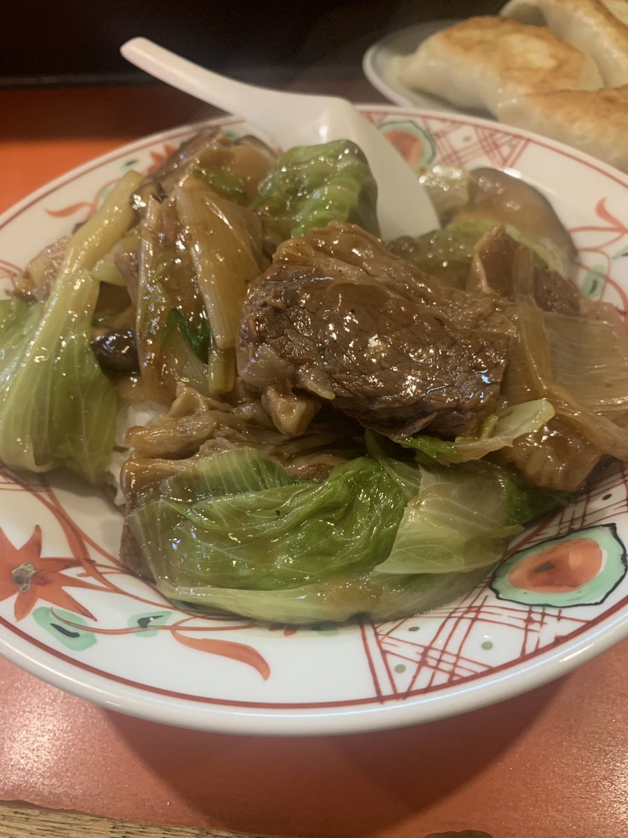 reds777twit's tweet photo. #鴻園 某部長ブログを拝見で久々訪問
牛肉掛けご飯 餃子 何年ぶりだろうか
迷いに迷い選択。柔らか牛肉ゴロ2
八角効きすぎない日本向け角煮
ｶﾌﾞﾘｴﾙ 美味っ 上野地下昇龍を
思い出させる大きな餃子 ｶﾞﾌﾞﾘｴﾙ
CC某部長。ピュっと飛び散る肉汁
美味ｯ 小籠包ごとくレンゲ使用推奨
9/30 土 昼 https://t.co/EoZ5eHob1w
