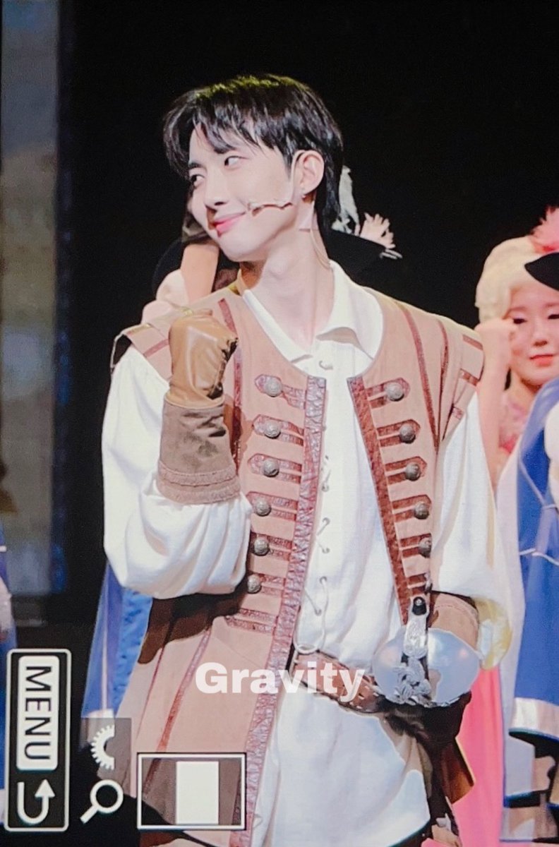 gravity_0828's tweet photo. 231001 삼총사 후타냥 커튼콜

오늘 공연도 고생 많았다ㅏ♡ 

#이회택 #LEEHOETAEK #후이 #HUI 
#펜타곤 #PENTAGON https://t.co/yOtB4hJeE3