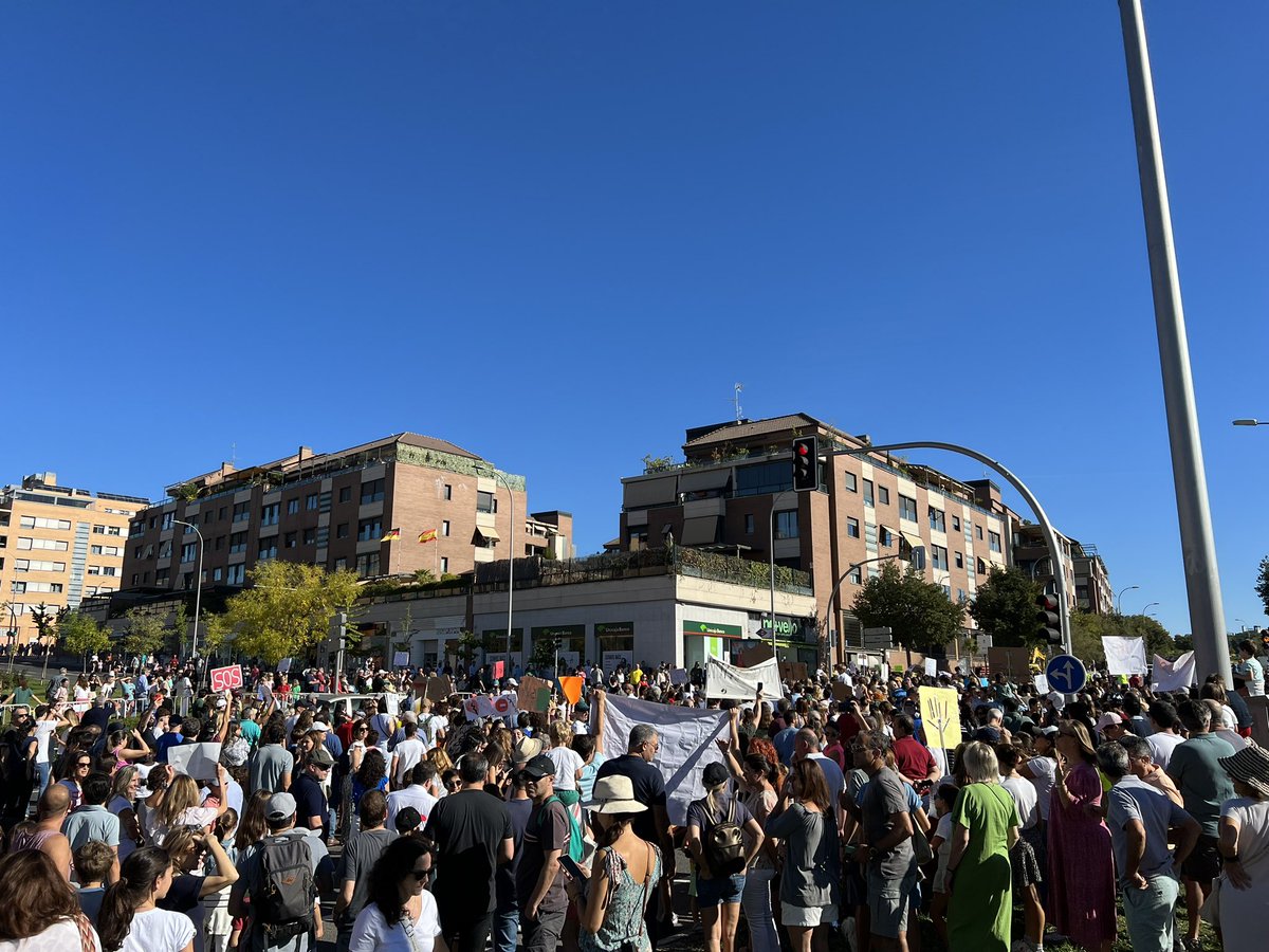 Rita_Maestre's tweet photo. Almeida se empeña en poner cantones de limpieza junto a viviendas y colegios. Los vecinos y vecinas de Montecarmelo responden: “Carabante, póntelo delante” #NoAlCantón https://t.co/8OuKxPczck