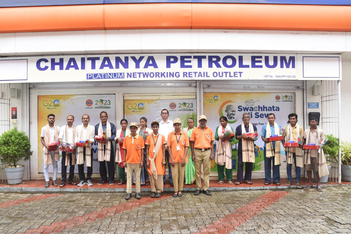 Expressing gratitude to those who keep our surroundings clean. Frontline sanitation workers from Village Panchayats Dharbandora, Sacorda, Mollem, and Dabal were felicitated at the retail outlet Chaitanya Petroleum, Goa. #SwachhataHiSeva #SwachhBharat