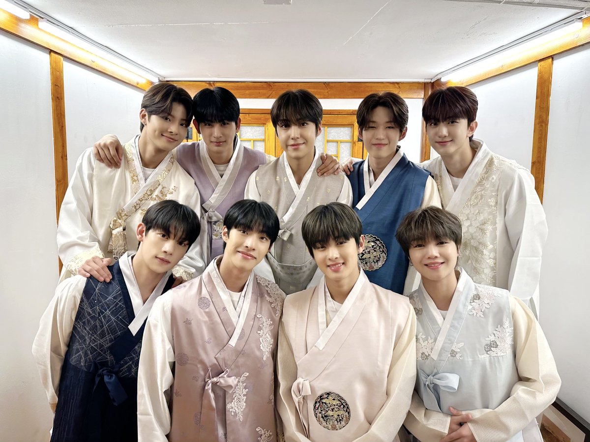 YOUNITE_offcl's tweet photo. [📷]

유니즈와 맞이한 두 번째 한가위🌕
모두 풍족하게 보내셨길 바라며
남은 연휴도 유나이트와 함께해요💗✨

#YOUNITE #유나이트 
#브랜뉴뮤직 #BRANDNEWMUSIC https://t.co/tT9DAQhROs