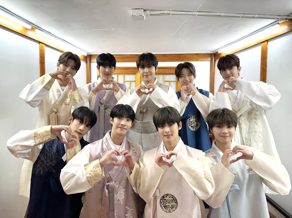 YOUNITE_offcl's tweet photo. [📷]

유니즈와 맞이한 두 번째 한가위🌕
모두 풍족하게 보내셨길 바라며
남은 연휴도 유나이트와 함께해요💗✨

#YOUNITE #유나이트 
#브랜뉴뮤직 #BRANDNEWMUSIC https://t.co/tT9DAQhROs