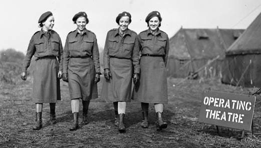 WomenAtWar2's tweet photo. #Canadian Nursing Sisters of No. 6 Casualty Clearing Station, #RoyalCanadianArmyMedicalCorps, England 11th Oct 1943. 
#RCAMC #ArmyNurse #canadianhistory #womenshistory #womenatwar #militaryhistory #militarywomen #WW2 #WWII #battledress
(Photo credit - Library &amp; Archives Canada) https://t.co/v1sXjGCQrL