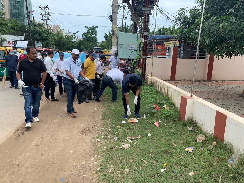 #SwachhataHiSeva के अंतर्गत जनगणना कार्य निदेशालय, #पटना द्वारा आज स्वच्छता अभियान चलाया गया। इस दौरान समस्त अधिकारियों एवं कर्मचारियों ने एक घंटा एक साथ, कर्पूरी ठाकुर सदन, पटना के आसपास की सड़क व सार्वजनिक स्थानों की साफ-सफाई कर स्वच्छता श्रमदान किया।

#SwachhBharat #SHS2023