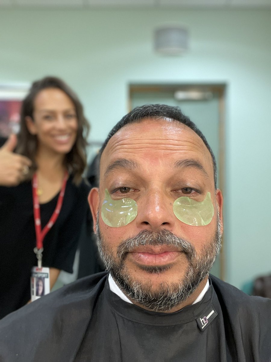 Preparations under way - mostly under my eyes - for the final of the British Open @itvsnooker relying on @LucyBirdMUA to fix my face. Mark Williams v Mark Selby from 12.45pm on ITV3.