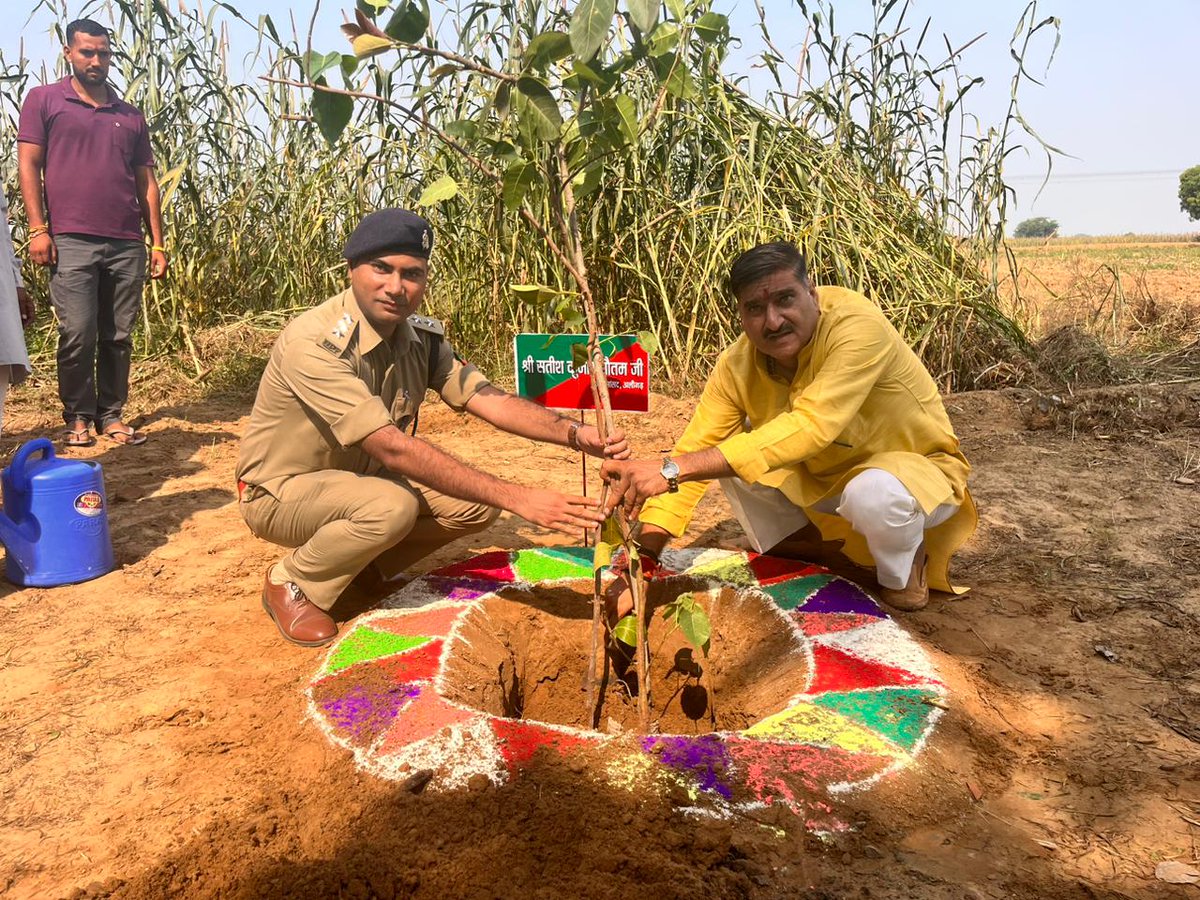 DfoAligarh's tweet photo. आज  वानिकी नव वर्ष 2023 के अवसर पर ग्राम दामोदरपुर में माननीय सांसद श्री सतीश गौतम द्वारा पौधारोपण किया गया ,ग्राम चौपाल में प्रतिभाग किया गया एवं ग्रामीणों को ग्राफ्टेड पौधों का वितरण किया गया। @UpforestUp @UPGovt @ChiefSecyUP @DrArun_BJP @Dm_Aligarh @AligarhCdo @diooffice371 https://t.co/v4Zxsg1xMu
