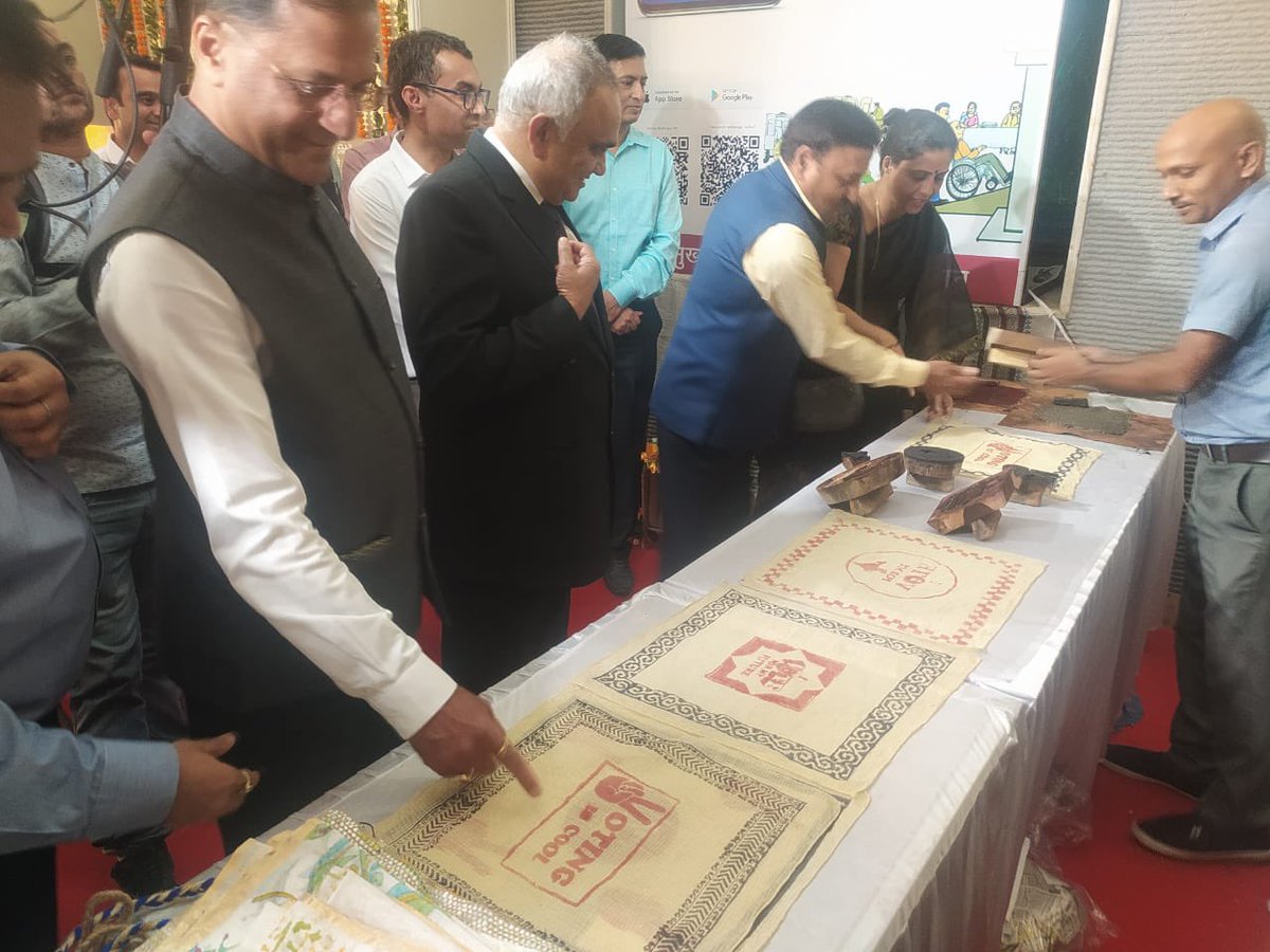CBCJaipur's tweet photo. Block print your election message, an initiative by @CBCROJaipur in association with # WeaversServiceCentre Jaipur wherein youth block print their message on kerchief was showcased during #ECI ‘s visit to Jaipur. #votingIsCool #IVoteForMyFuture https://t.co/5QmUKuWnmR