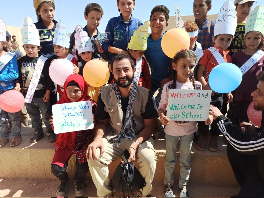 FieldM2n's tweet photo. From the visit of the Executive Director of the Syrian Emergency Organization: Moaz Mustafa
And the Director of the International Justice Organization, Dr. Haitham Al-Bozm
 The Syrian Emergency Organization has brought humanitarian aid into Rukban camp. https://t.co/cEaJD9Kwxf