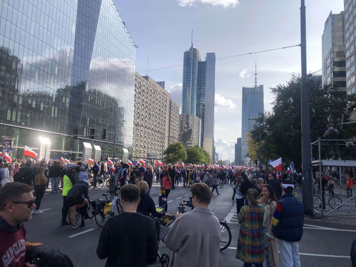 Marsz Miliona Serc trwa w Warszawie. 

Na skrzyżowaniu ulic Grzybowskiej i alei Jana Pawła czeka wiele osób, które chcą dołączyć do Marszu. 

Relacje w Faktach <a href="/RMF24pl/">Fakty RMF FM</a>
