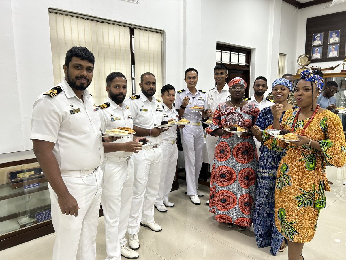🇳🇬 🇮🇳 #bridgesoffriendship

A very Happy Independence Day  to all alumni & trainees of Nigeria at #IndianNavy training establishments. The joyous day was celebrated at #SignalSchool #SoutherNavalCommand with all Nigerian Navy trainees undergoing training at Kochi
