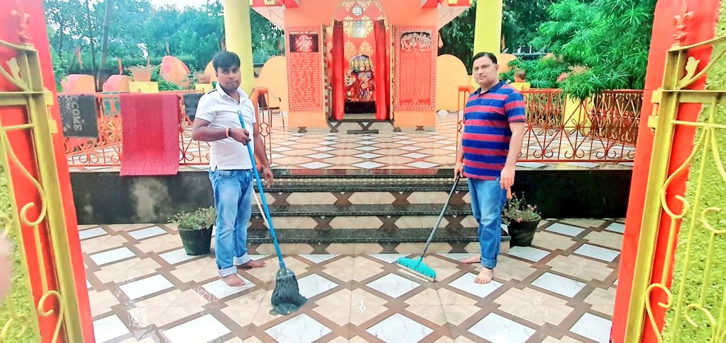 Santosh56963303's tweet photo. देश के यशस्वी प्रधानमंत्री श्री @narendramodi जी के आह्वान पर स्वच्छता अभियान के तहत देशभर के करोड़ो लोग श्रमदान कर रहे हैं.

इस कार्यक्रम के निमित्त आज  अपने गृह पंचायत सोंडा डी  स्थित पंचमुखी हनुमान मंदिर में #स्वच्छता_अभियान चलाया
@DrSanja80505727 @Akhiles44345862 @RKRUDRA15 https://t.co/fbyK8je24U