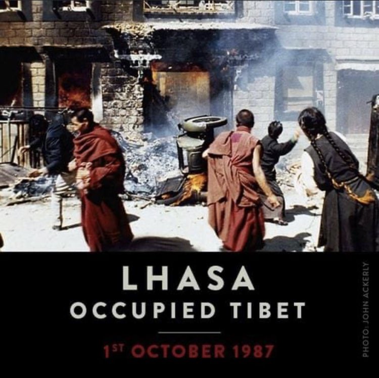 GaTibetePort's tweet photo. Em 1.10.1987, monges do Mosteiro de Sera em Lhasa realizaram uma manifestação contra a ilegal ocupação chinesa do Tibete.
As autoridades chinesas detiveram centenas de pessoas tibetanas, tendo seis falecido.
#ResistChina
#tibetelivre #FreeHK #FreeUyghurs #FreeTaiwan #FreeSM https://t.co/h0OzC0ml3Z