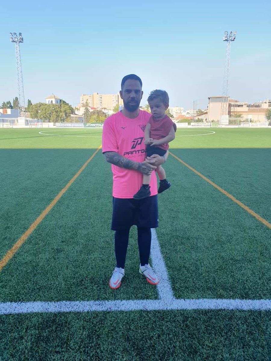davidsuker87's tweet photo. Tenía muchas ganas de esta foto... Uno siempre vuelve donde fue feliz💙💛 #mienano @UD_Tomares https://t.co/pZ6pbTj7F5