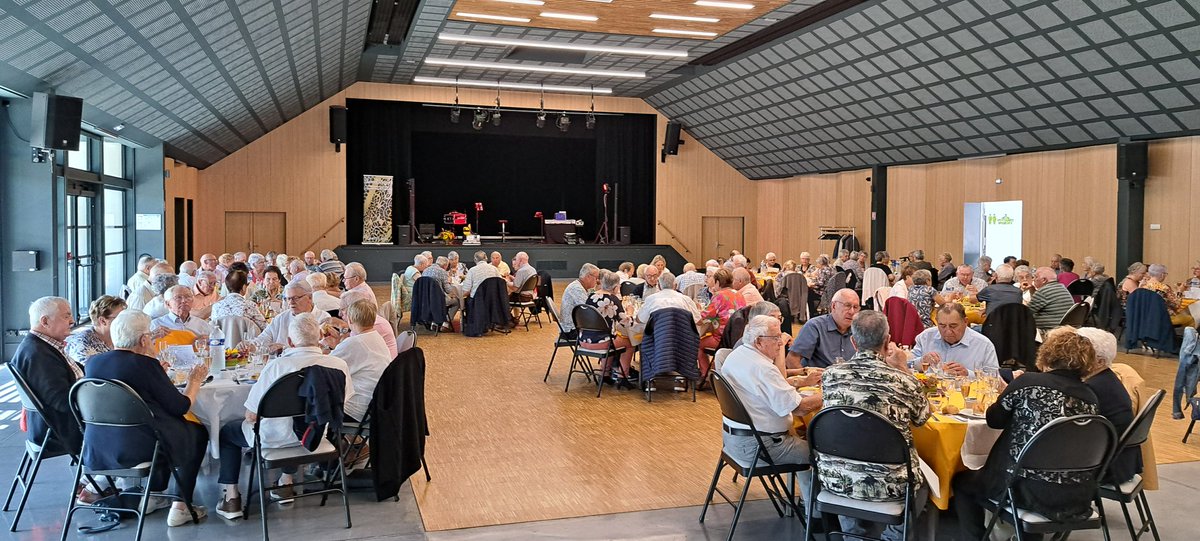 chateau_gontier's tweet image. Le traditionnel #repas des #aînés ce dimanche aux Azélines 🍽
Au menu : Convivialité,  gourmandise et animation musicale pour les #seniors de la commune déléguée d'Azé, en présence du maire Philippe Henry et de Nolwenn Guerin. #solidarite #ChateauGontier #Mayenne