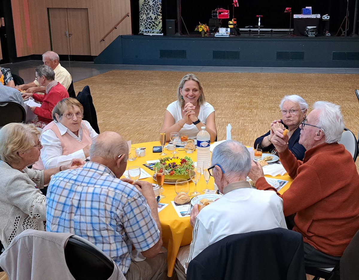 chateau_gontier's tweet image. Le traditionnel #repas des #aînés ce dimanche aux Azélines 🍽
Au menu : Convivialité,  gourmandise et animation musicale pour les #seniors de la commune déléguée d'Azé, en présence du maire Philippe Henry et de Nolwenn Guerin. #solidarite #ChateauGontier #Mayenne