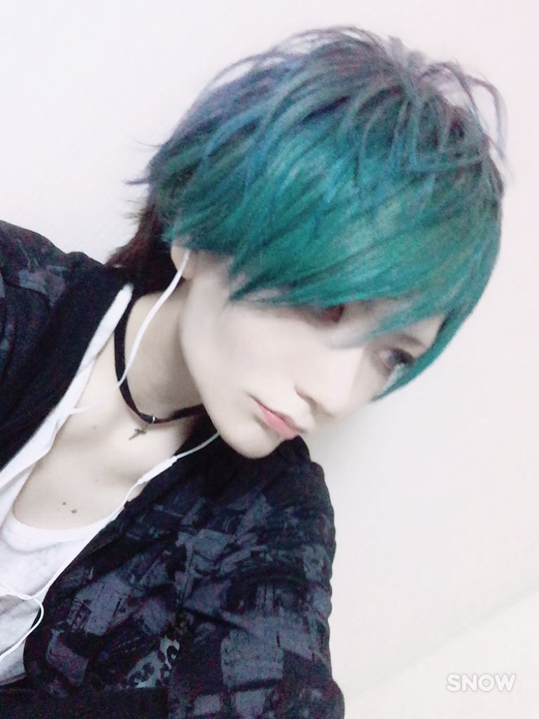 Yo_AxxA's tweet photo. 無邪気な女児の頃（5歳）
↓
成人式（20歳）
↓
歌舞伎町来たての頃（23歳）
↓
現在（？？歳）

歳とると性別って変わるんやな、、、 https://t.co/SMtTdZarT0