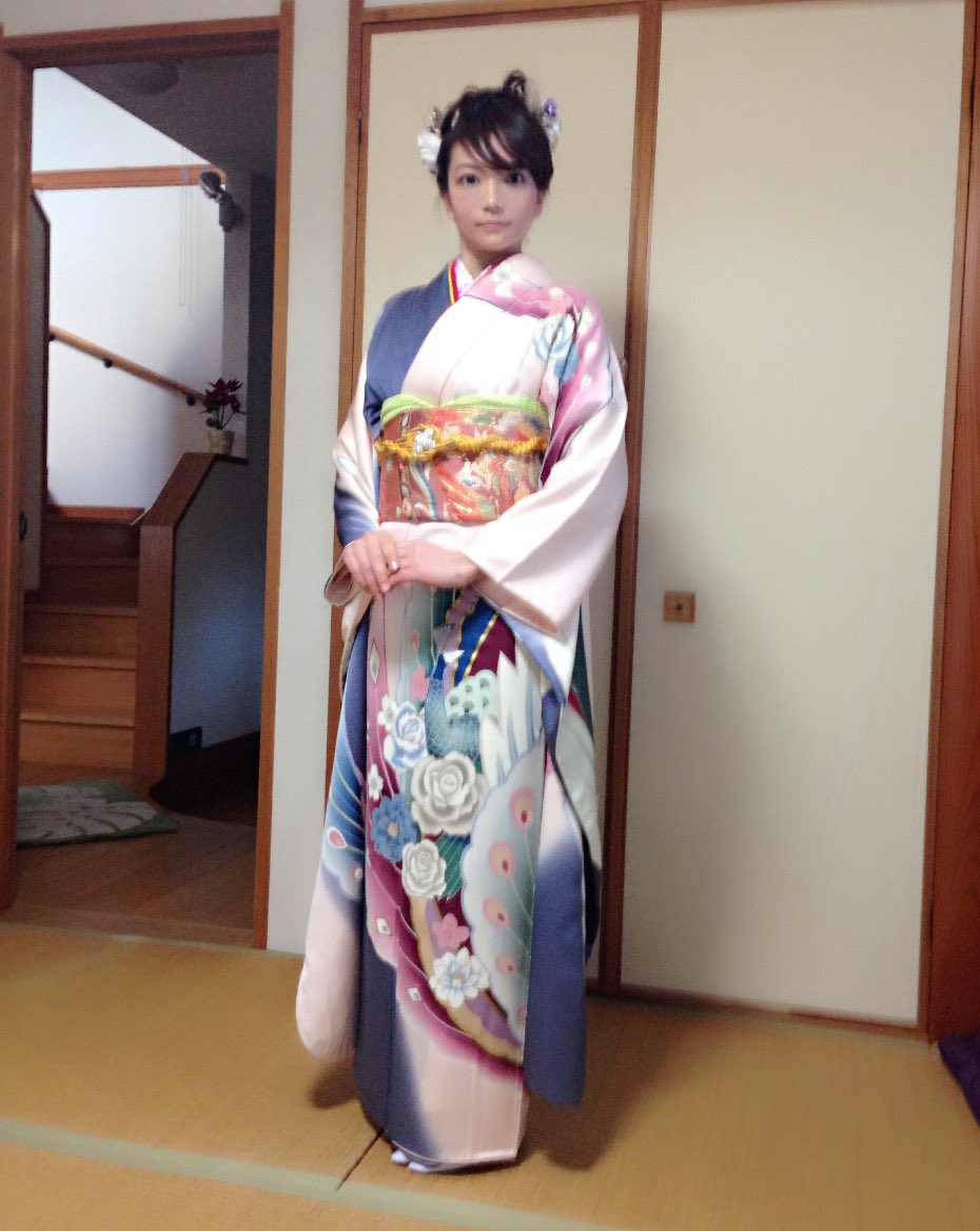 Yo_AxxA's tweet photo. 無邪気な女児の頃（5歳）
↓
成人式（20歳）
↓
歌舞伎町来たての頃（23歳）
↓
現在（？？歳）

歳とると性別って変わるんやな、、、 https://t.co/SMtTdZarT0