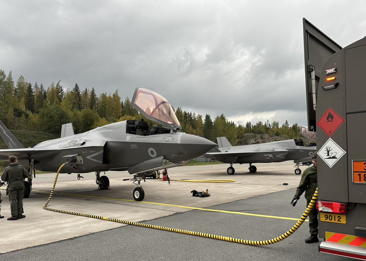 jpkerkko's tweet photo. @siivetwings Varakentälle meno on normaalia toimintaa.
Due to #AAR #Tanker issues 2 #RAF F35B diverted to #EFTP. #SOP, smoothly Bach to the Queen Elisabeth. https://t.co/xtV3aUXgiR