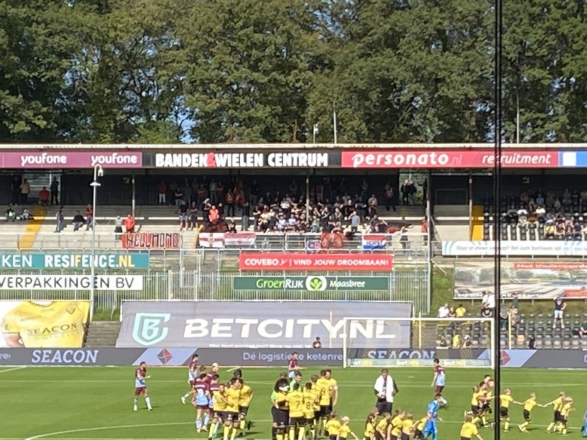 mjan802's tweet photo. 116  inclusief vrouwen en kinderen/jeugdige supporters. Tel daar mensen bij die gewoon voetballen komen kijken.

En daar moet dan het fancafe voor dicht.   Ben je dan overdreven voorzichtig, of gewoon niet capabel genoeg.  #tetriestvoorwoordeninvenlo https://t.co/Kwqr22laOx