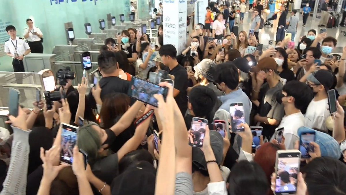 for_hubi's tweet photo. on the other hand it's just so sad to see that there are ppl who just can't seem to respect tempest's personal space especially in a place like airport like do we not know the fan etiquette anymore? 🤷🏻‍♀️ https://t.co/wXbYq1RVdb