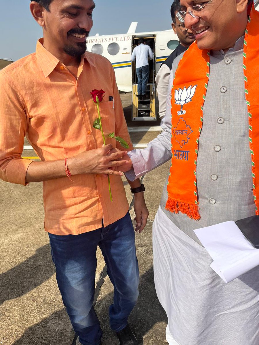 LuvSharmaBJP's tweet photo. वाणिज्य एवं उद्योग मंत्री भारत सरकार माननीय श्री पीयूष गोयल जी का कोटा आगमन पर एयरपोर्ट पर स्वागत अभिनंदन किया
@PiyushGoyal https://t.co/hEO0ICr9yM