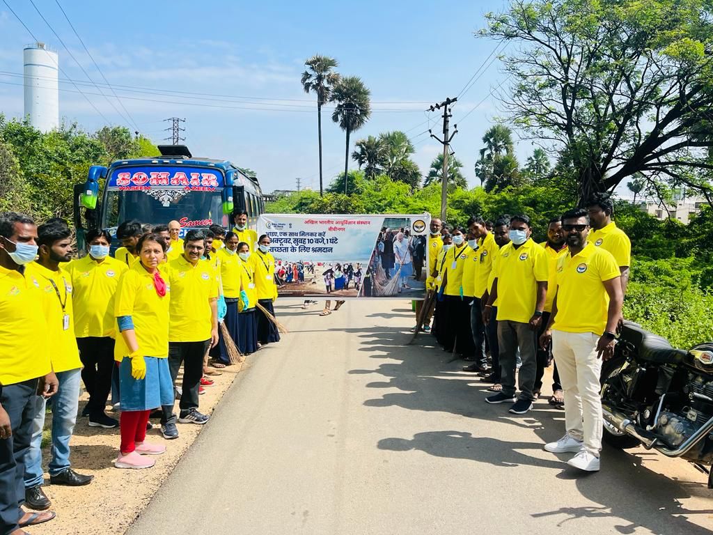 AiimsBibinagar's tweet photo. As part of the #SwachhataHiSeva (SHS) programme, @AiimsBibinagar under the guidance of Dr.Vikas Bhatia, Executive Director conducted a ‘Cleanliness drive at Bibinagar-Pochampally road’ on 1st October 2023 with Faculty students and local community representatives
#SwachhtaPakhwada https://t.co/mE39lkcIze