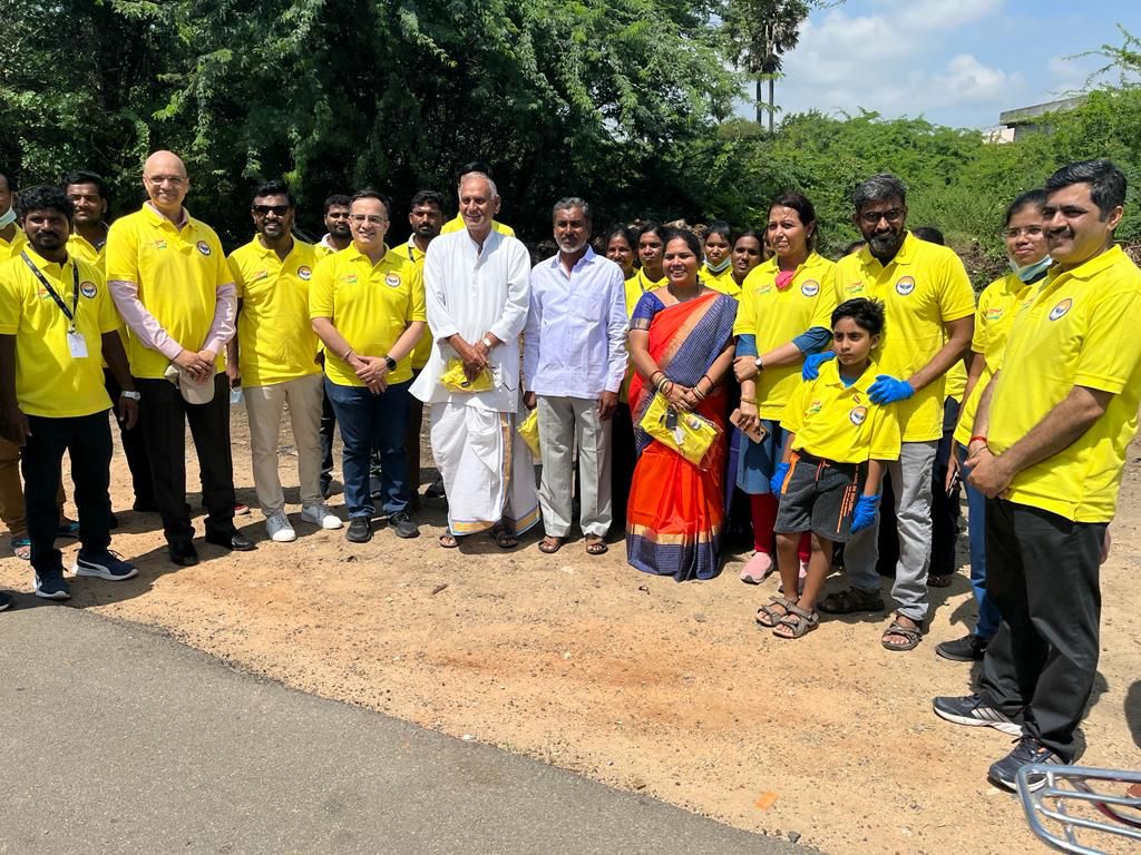 AiimsBibinagar's tweet photo. As part of the #SwachhataHiSeva (SHS) programme, @AiimsBibinagar under the guidance of Dr.Vikas Bhatia, Executive Director conducted a ‘Cleanliness drive at Bibinagar-Pochampally road’ on 1st October 2023 with Faculty students and local community representatives
#SwachhtaPakhwada https://t.co/mE39lkcIze