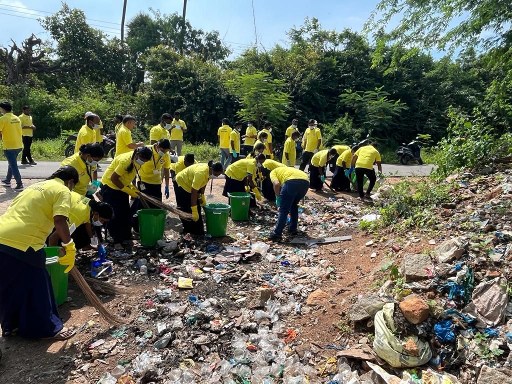 AiimsBibinagar's tweet photo. As part of the #SwachhataHiSeva (SHS) programme, @AiimsBibinagar under the guidance of Dr.Vikas Bhatia, Executive Director conducted a ‘Cleanliness drive at Bibinagar-Pochampally road’ on 1st October 2023 with Faculty students and local community representatives
#SwachhtaPakhwada https://t.co/mE39lkcIze