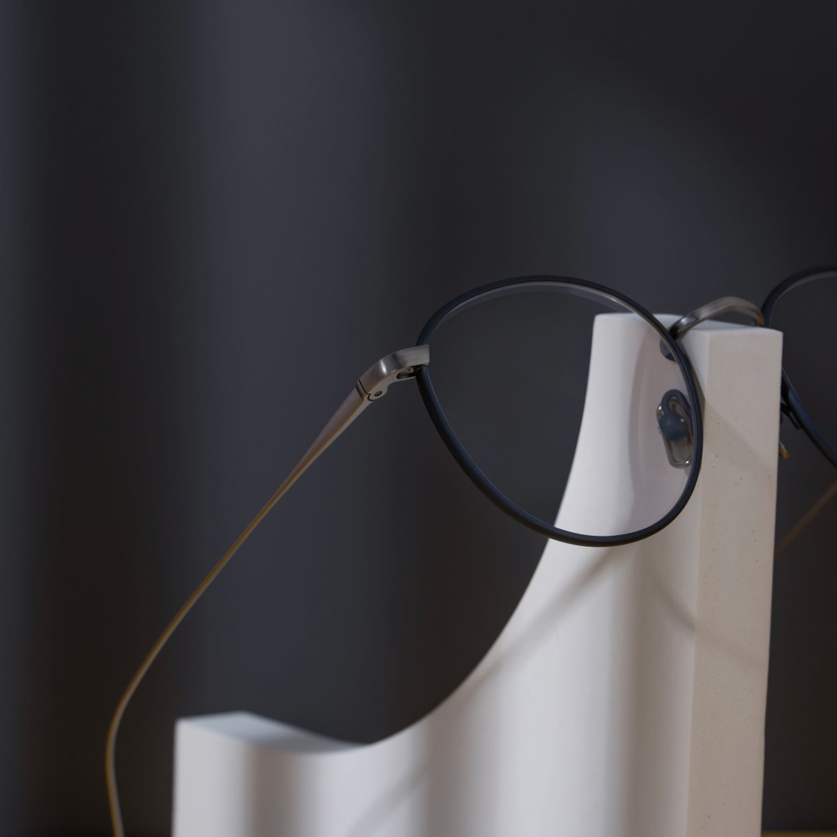 LunorAG's tweet photo. NEW COLLECTION 👓 Titanium line M9 in two tone look: antique silver merges with elegant midnight blue. Also available in antique gold | brown and satin rose gold | green. #lunor #newcollection #optic #titaniumglasses https://t.co/GGhRwDzNVY